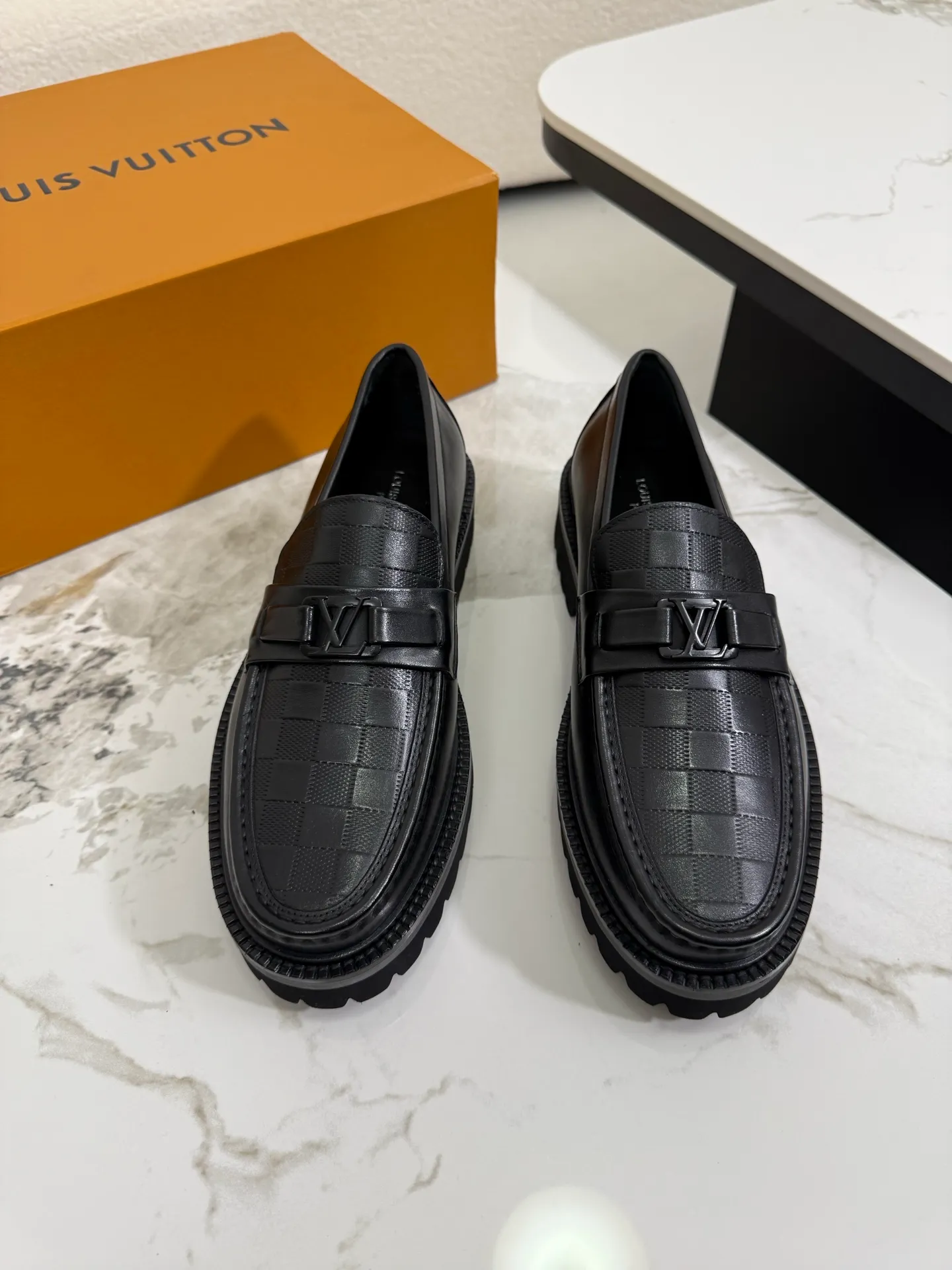 [L Family] Top P: 800💰 ▪️Size: 39-44 (38.45 custom-made) The top male god leather shoes Lv series are sold at the same time with original factory configuration, original cowhide fabric imported from Italy, soft and comfortable, imported water-dyed cow lining, soles: original ultra-light French foam outsole super comfortable, original factory with single goods 🔍🔍high quality, can be entered and exited at will, welcome to compare and synchronize.